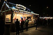 Baumgärtner's Bratwurst Standl bietet Käsekrainer, Bratwurst, Currywurst und Pommes beim Sendlinger Weihnachtsmarkt am Harras vom 25.11.-22.12.2019